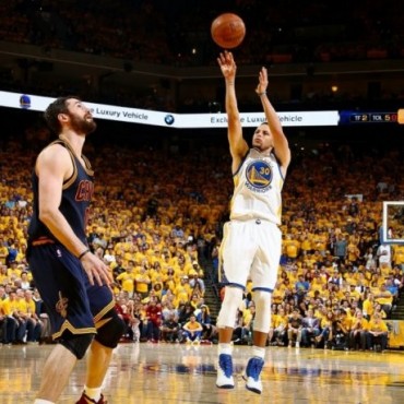 Golden State volvió a ganar en el segundo juego final ante Cleveland