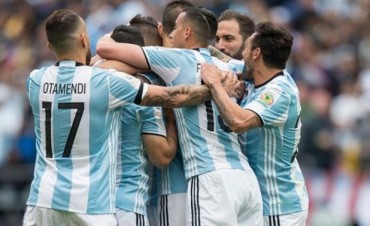 Argentina ganó con autoridad y se clasificó como líder