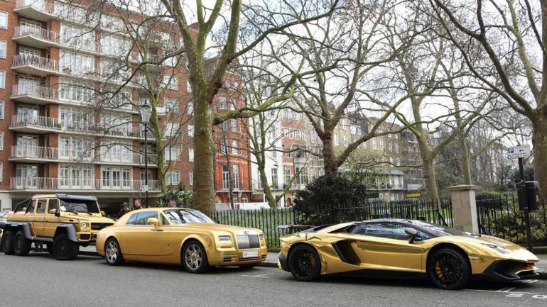 La exuberante flota de autos bañados en oro de un príncipe