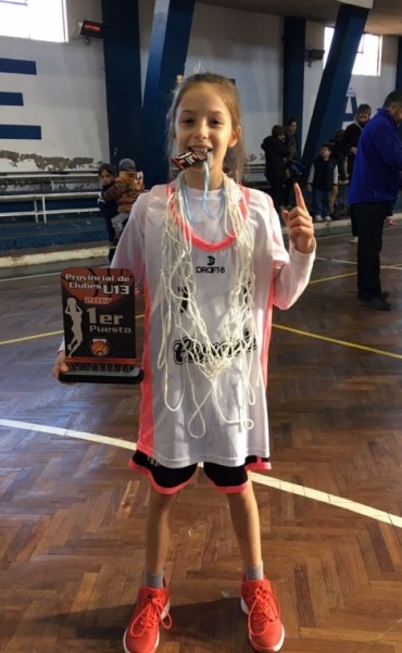 Belén Rojas campeona provincial de clubes sub13 con Comercio de Alvear