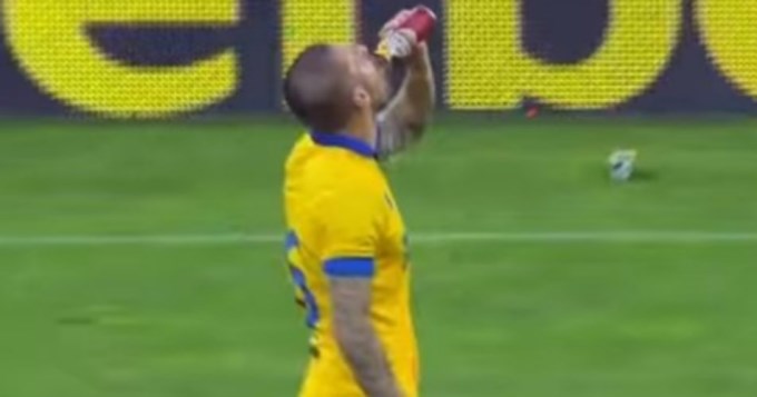 Le tiraron una cerveza, la tomó y metió un gol decisivo