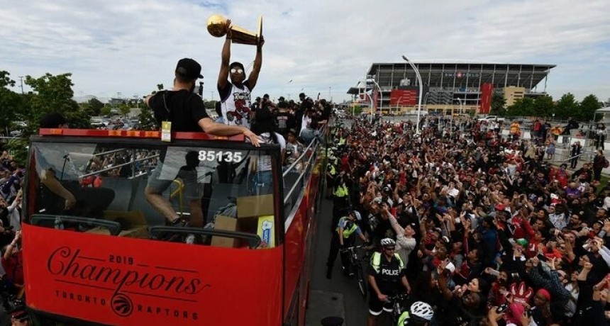 Pánico en los festejos de Toronto Raptors: se registraron disparos y hay dos heridos