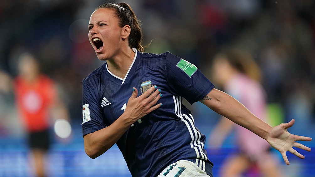 Argentina regresó al país y fue recibida por una multitud, tras el histórico Mundial