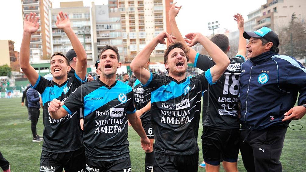 Villa San Carlos se impuso en los penales ante Excursionistas y ascendi&oacute; a la Primera B