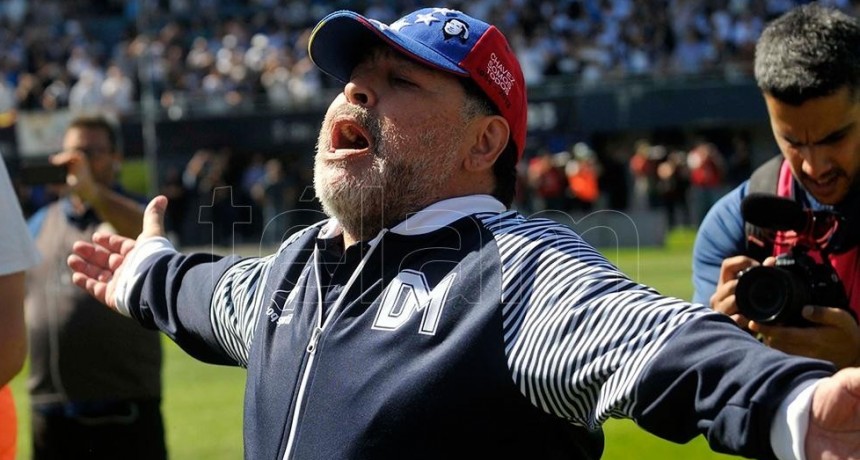 Maradona arregló su continuidad con Gimnasia y Esgrima La Plata