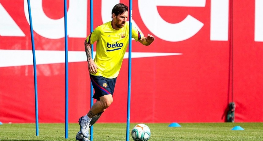 Messi entrenó en forma diferenciada pero creen que jugará en el regreso de la Liga