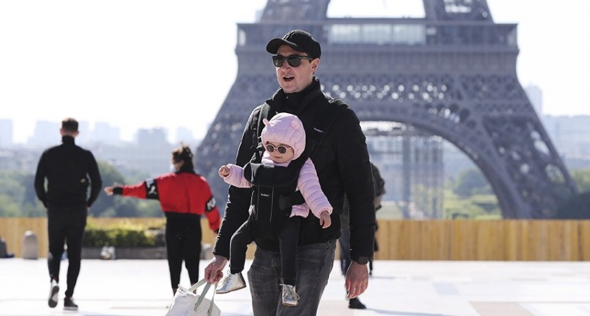 Francia reabrirá cines y casinos y autorizará el deporte en equipo