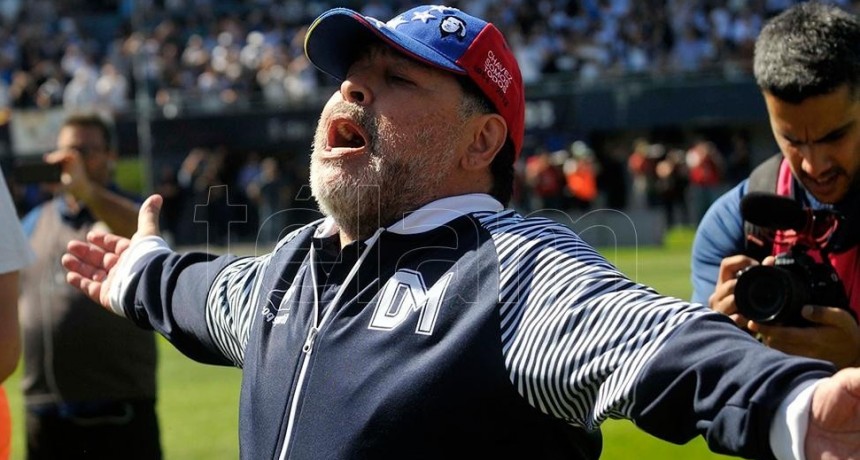 Maradona saludó a los padres en su día y recordó a Don Diego, fallecido en 2015