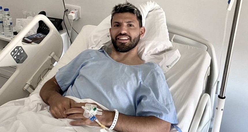 El Kun Agüero fue operado de la rodilla izquierda en Barcelona