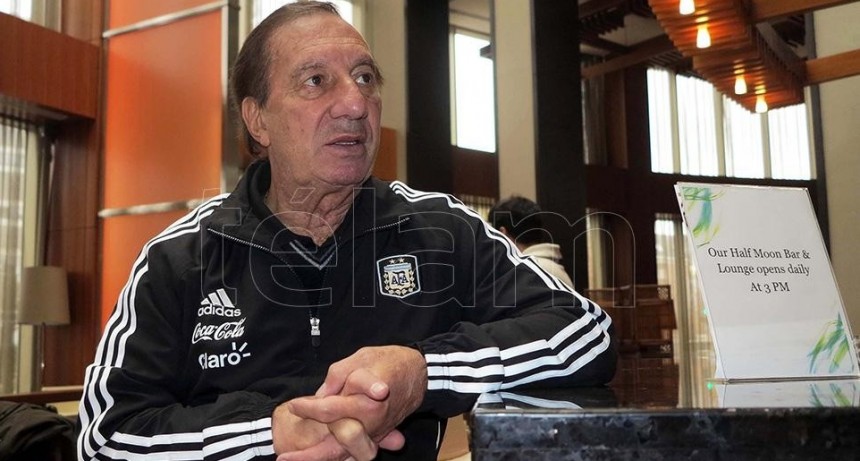 Realizan tercer hisopado a Bilardo, tras resultados contrapuestos de dos tests previos