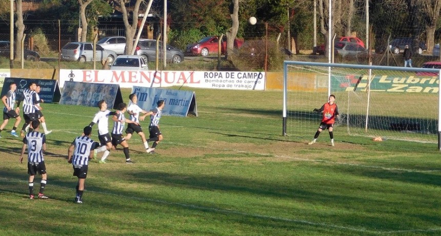 Fútbol: Huracán – Apeadero finalistas del Torneo Apertura 2024 