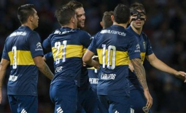Boca lo aguantó con dos menos y es el único líder de Primera A