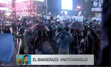 La lluvia opacó el banderazo para pedir que Lionel Messi no abandone la Selección
