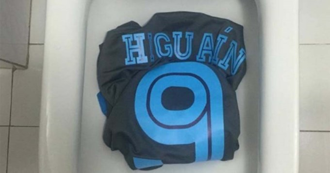 En Napoli queman y tiran al inodoro las camisetas del 
