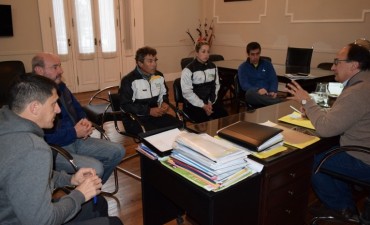 Proyectos sobre enseñanza del tenis consideraron en reunión Intendente y presidente del Club Huracán