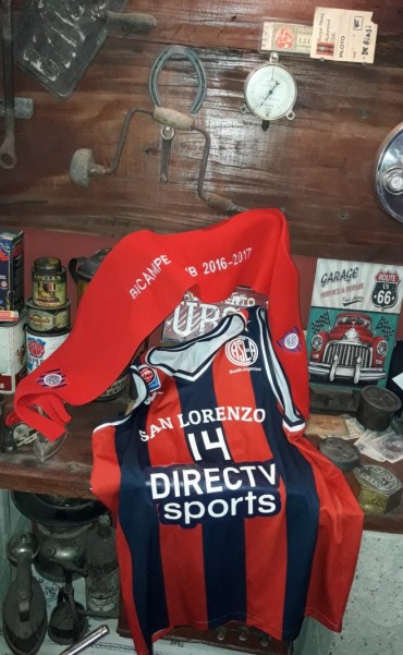 Recibimos la camiseta del campeón de la Liga Nacional de Basquet