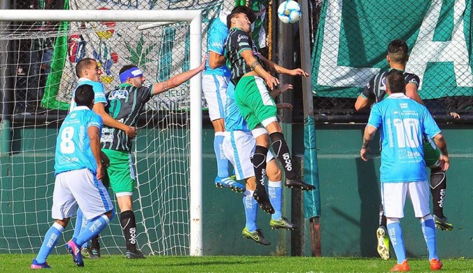 Un arbitro héroe evitó una desgracia en el ascenso