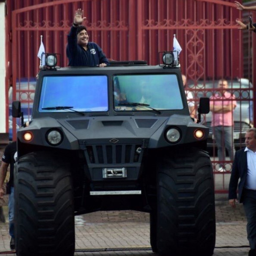 Extravagantes regalos recibió Diego Maradona en su primer día como presidente del Dínamo Brest