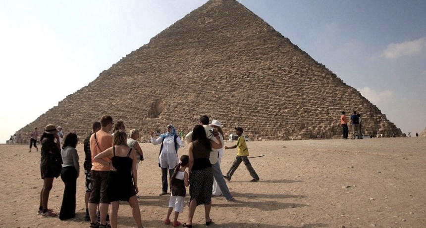 Egipto reabre aeropuertos, museos y la pirámide de Giza tras su cierre por el coronavirus