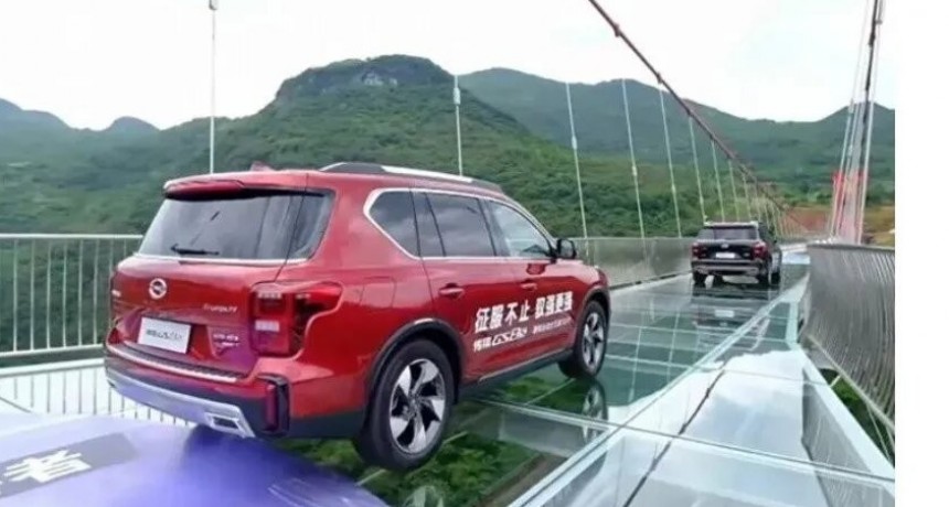 China inaugur&oacute; el puente de vidrio m&aacute;s largo del mundo