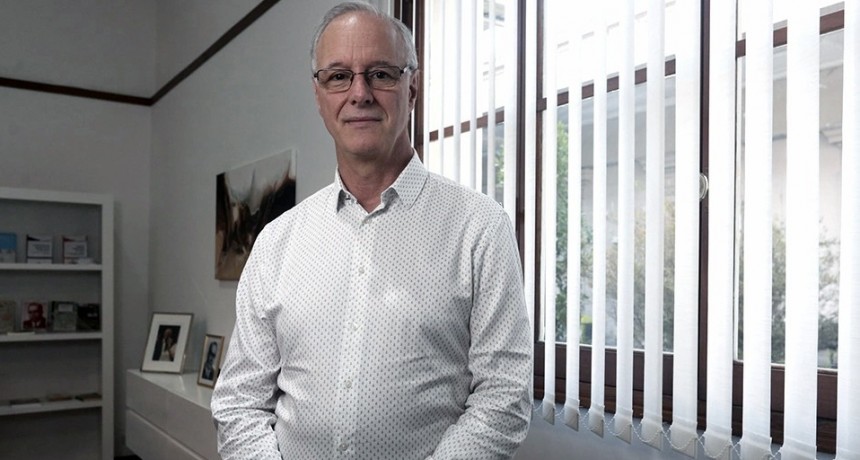 Gollan, tras el viaje del expresidente al exterior: 