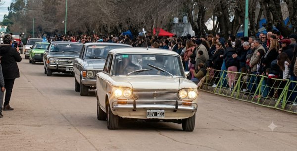Este s&aacute;bado: Vecinos de Saladillo participaron del Desfile c&iacute;vico/militar en General Alvear