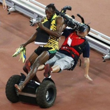 Lo Bolt-earon: increíble caída de Usain Bolt luego de ganar los 200 metros