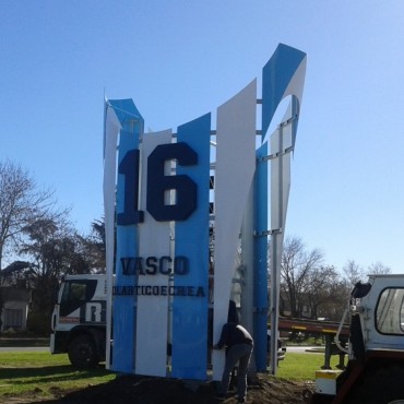 Se coloco el monumento en homenaje al Vasco Olarticoechea