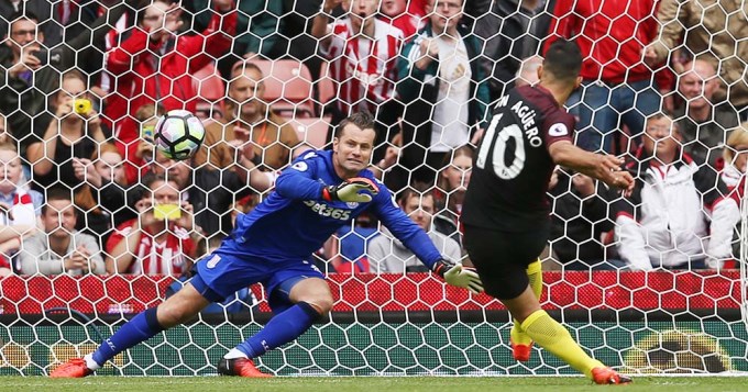 Doblete del Kun para el City de Guardiola puntero