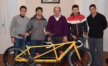 Tolosa y Vaquero presentaron nueva bicicleta al Intendente