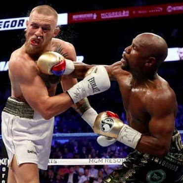 Floyd Mayweather noqueó al irlandés, quien, pese a los golpes, se fue del ring con una sonrisa