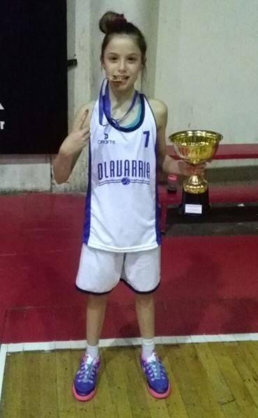 Belén Rojas junto a la selección de Olavarría, campeona Provincial sub13