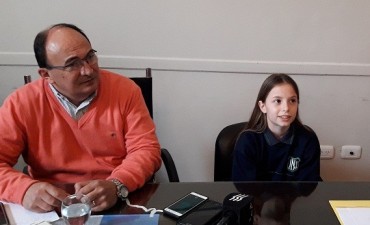 José Luis Salomón recibió a la joven basquetbolista Belén Rojas 