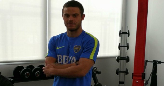 Nahitan Nández ya se prueba la camiseta de Boca 