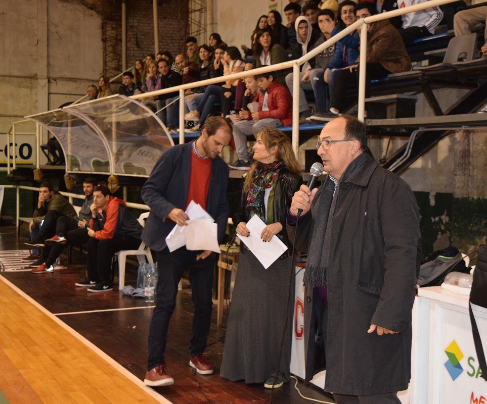 Salomón en el triangular de basquet
