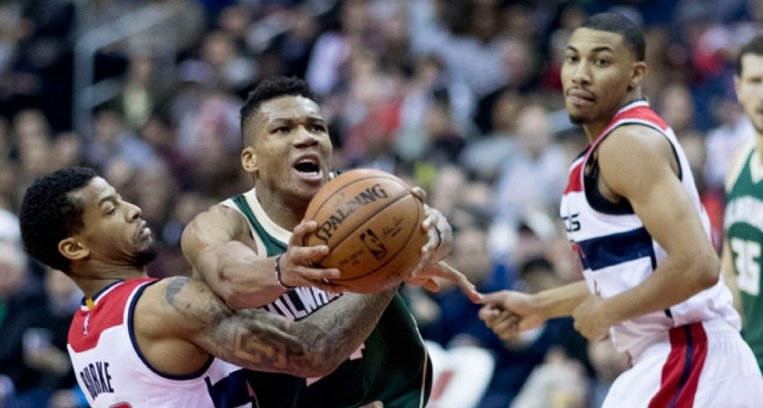 Milwaukee venció a Boston en duelo de equipos del Este