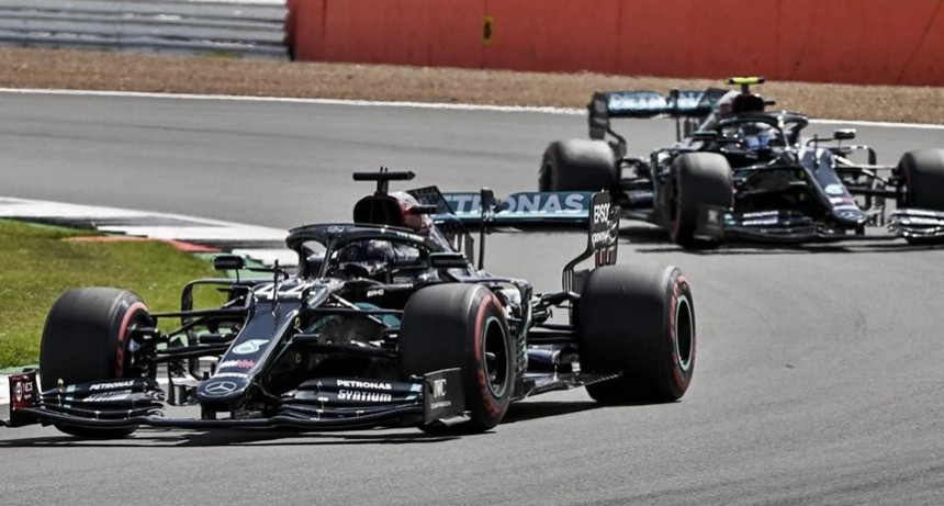 Hamilton cruzó la meta con una goma pinchada y ganó por séptima vez el GP británico