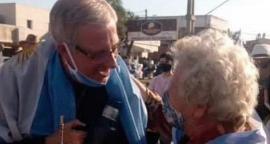 Participo en la marcha: el intendente de Avellaneda tiene coronavirus y alarman imágenes suyas junto a seguidores