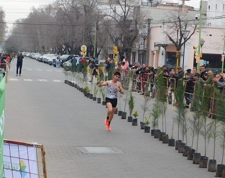 Atletismo: Gustavo Fernández ganó los 10K “160° Aniversario de Saladillo”