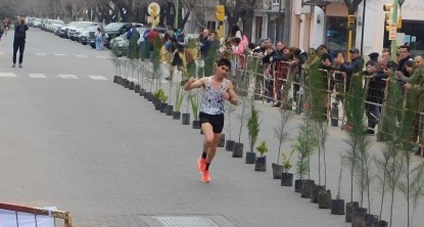 Atletismo: Gustavo Fernández ganó los 10K “160° Aniversario de Saladillo”