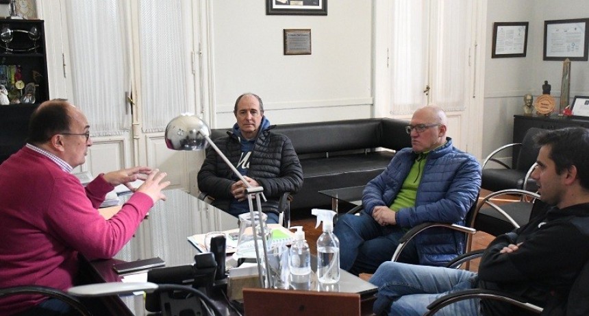 José Luis Salomón y Nicolás Tosca, recibieron a representantes del Club de Motos Clásicas y Antiguas de Saladillo