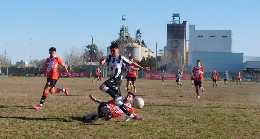 Fútbol: El clásico fue para Unión Apeadero que le ganó a Huracán 2 a 0 