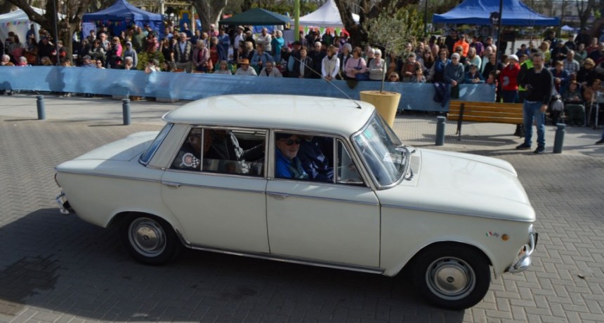 Desfile de Autos Clásicos y Antiguos en Saladillo