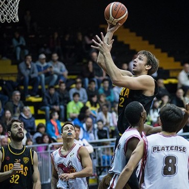 25 puntos de Marcos Delía en Obras en un amistoso ante Platense