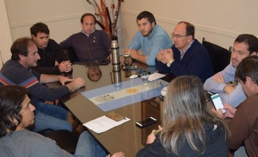 Funcionarios locales  y autoridades del Club Argentino se reunieron en el Palacio Municipal
