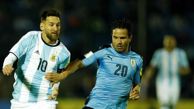 Argentina empató en Montevideo y sigue en repechaje