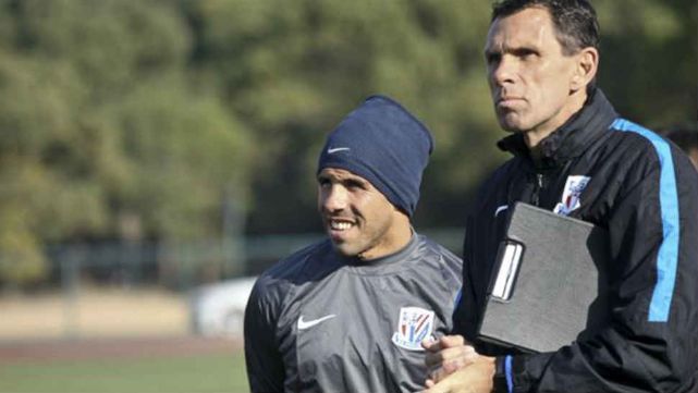 Tevez volvió a jugar, perdió y se quedó sin DT