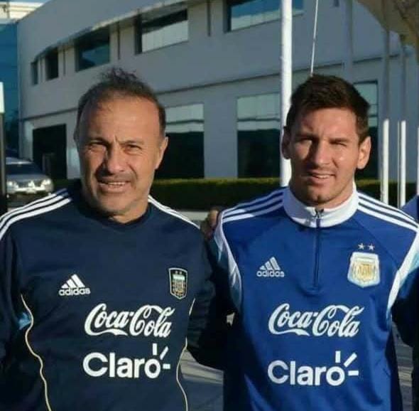  Vasco Olarticoechea: Hoy vi un nene bajando de una bicicleta que ven&iacute;a del colegio llorando y la madre me dice, &ldquo;Est&aacute; llorando porque se enter&oacute; de que Messi deja de jugar&rdquo;
