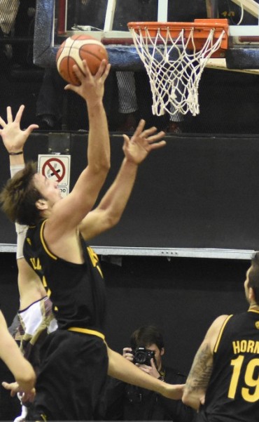 Obras ganó su tercer partido al hilo