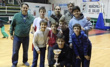 Ciudad de Saladillo recibió el trofeo de campeón en Minibasquet y subcampeón  en sub15